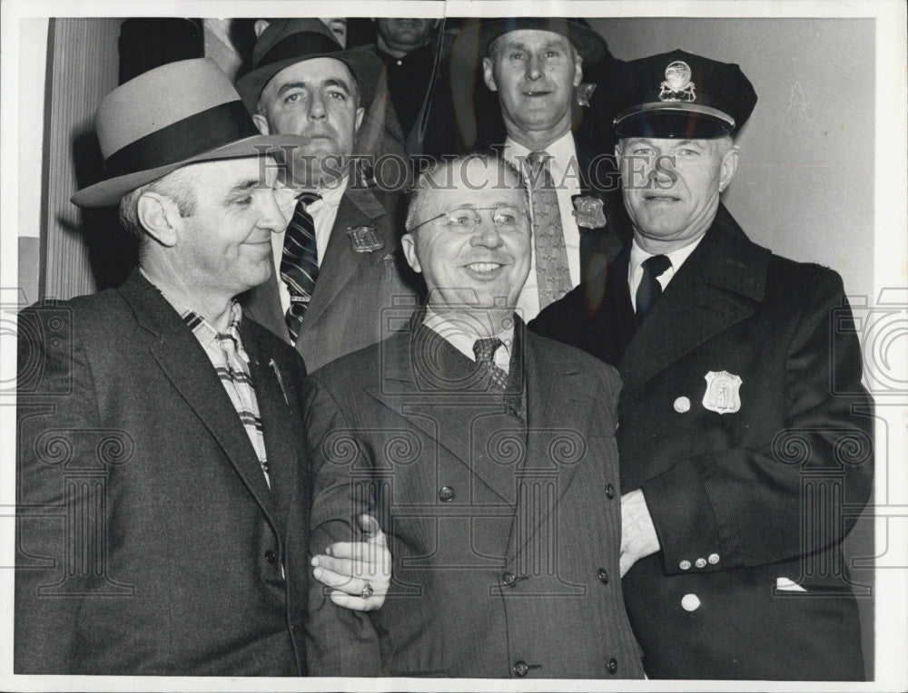 1957 Press Photo Det Mike Lynch &amp; Capt E Pakul with Geo. Metesky in custody - Historic Images