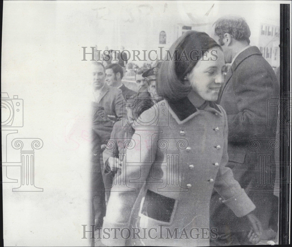 1970 Press Photo Susan Tennenbaum leaving the courthouse - Historic Images