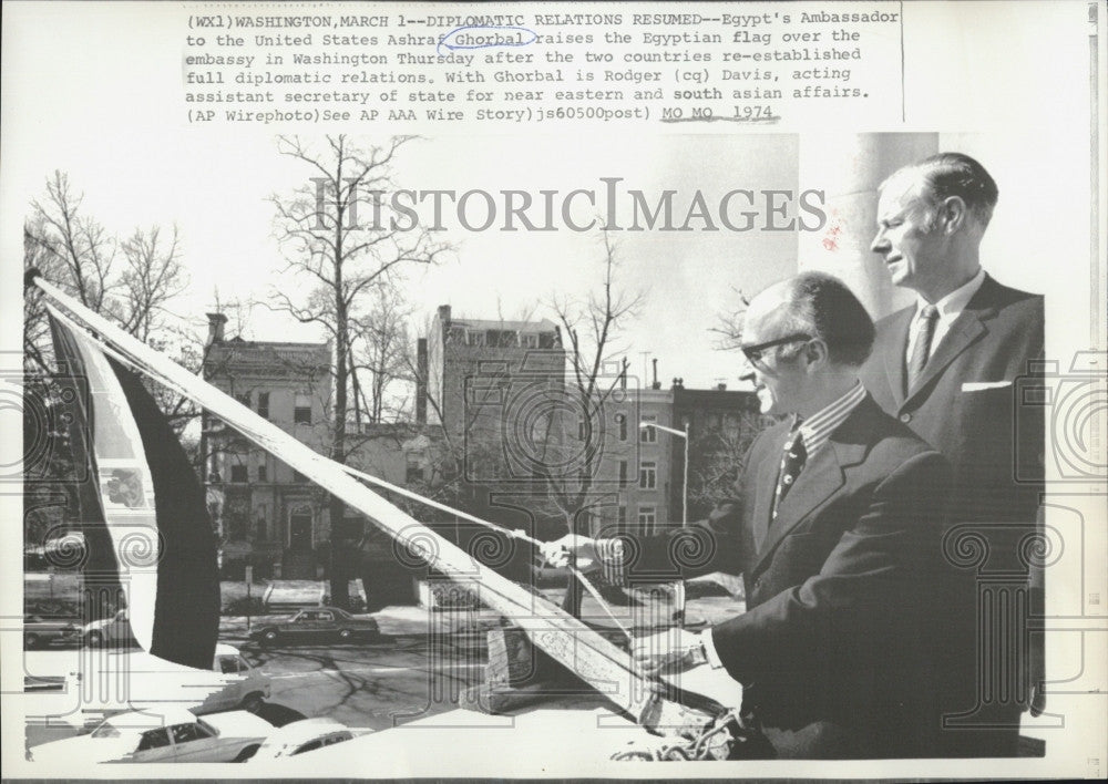 1974 Press Photo Egypt Ambassador United States Ashraf Ghorbal - Historic Images