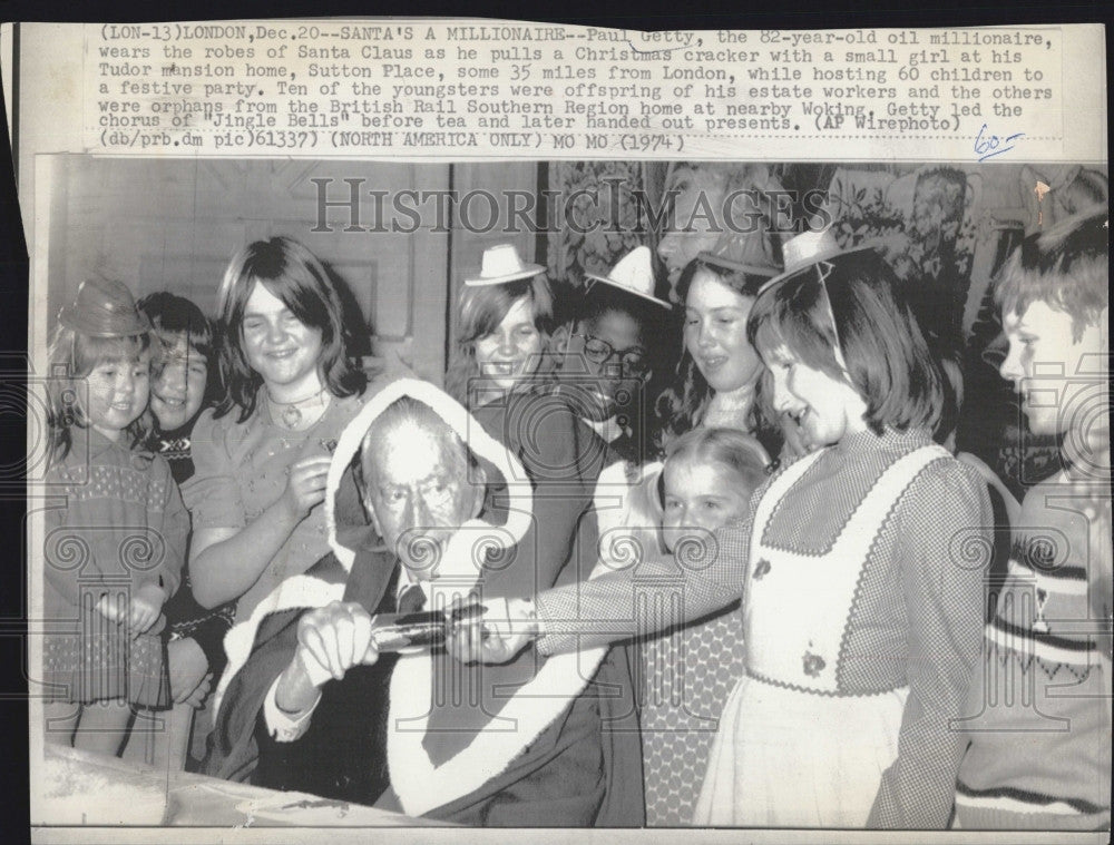 1974 Press Photo Paul Getty As Santa Claus Sutton Place Mansion London - Historic Images