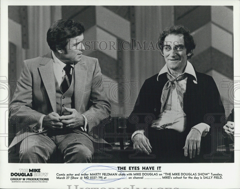 1979 Press Photo Comic actor Marty Feldman chats with Mike Douglas - Historic Images