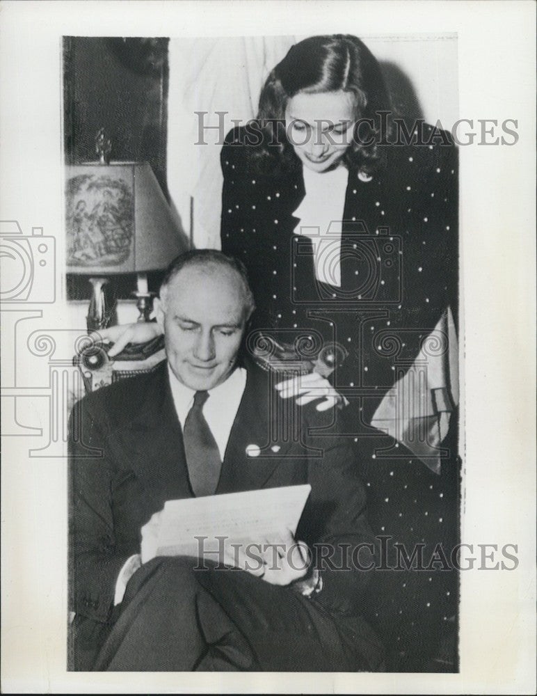 1948 Press Photo Gov. &amp; Mrs J Strom Thurmond  tabulate votes in exec. Mansion - Historic Images