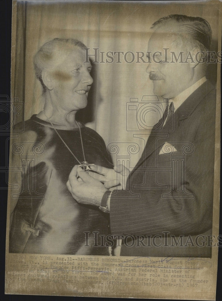 1967 Press Photo Baroness Maria August Trapp with Dr Theoder Fiffi-Percevic - Historic Images