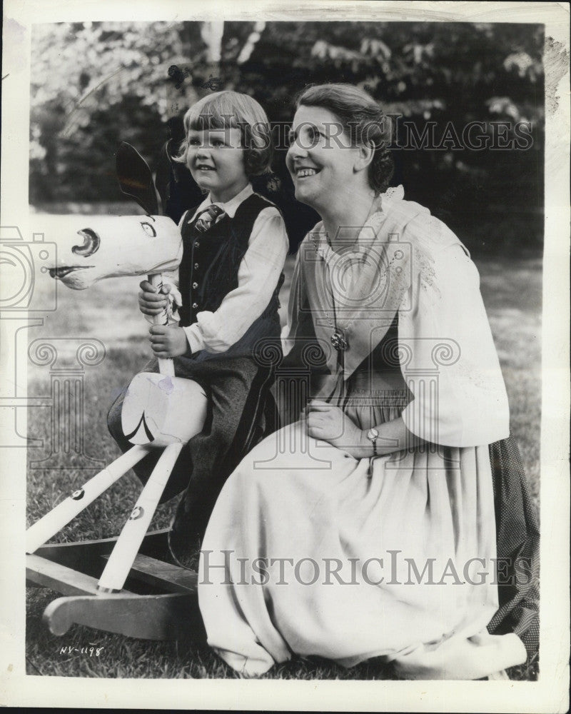 1944 Press Photo 4 yr old Johannes von Trapp with Baroness Maria Auguste von - Historic Images