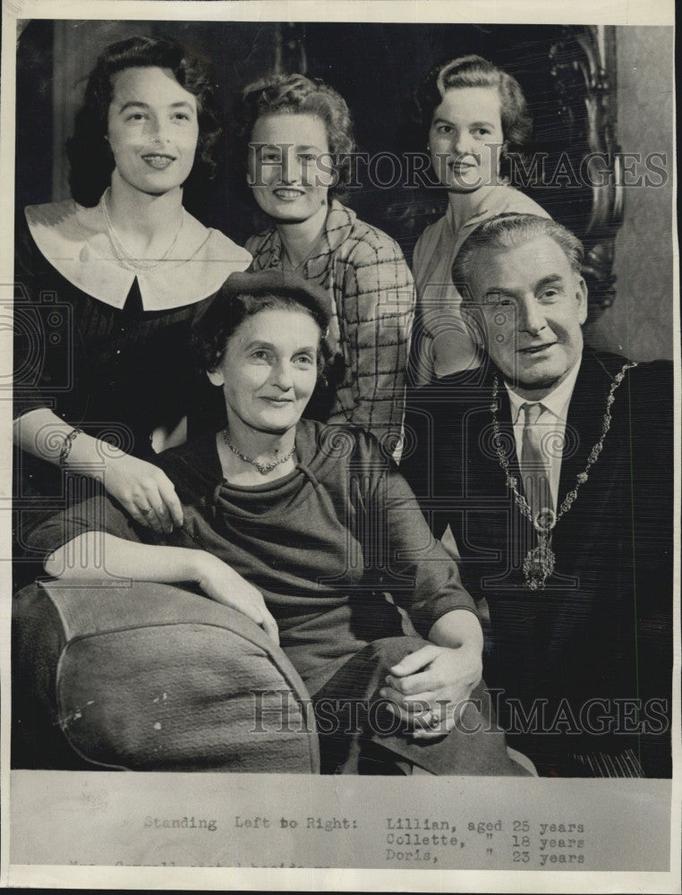 1958 Press Photo Lord Mayor of Dublin James  with wife and 3 daughters Lillian - Historic Images