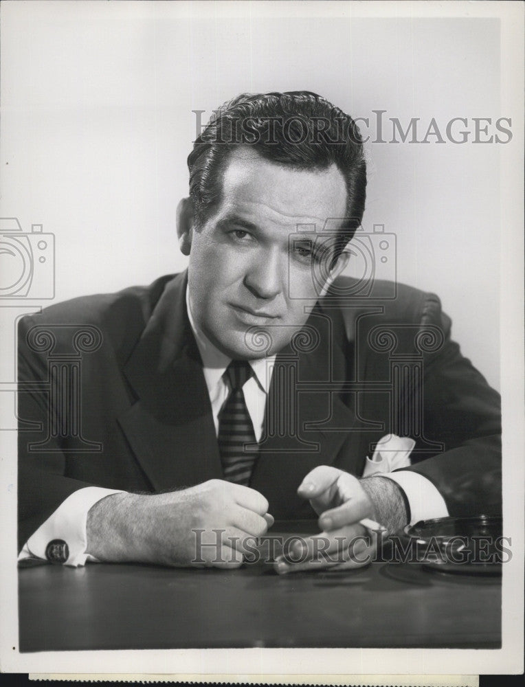 1953 Press Photo Humorist Al Capp for &quot;Anyone Can Win&quot; - Historic Images