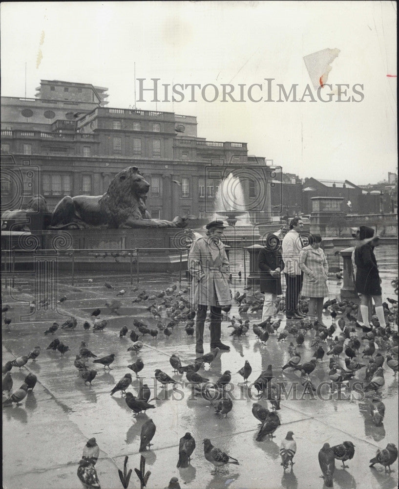 1971 Press Photo TV Host Dick Cavett in London&#39;s Trafalgar Square for The Dick - Historic Images