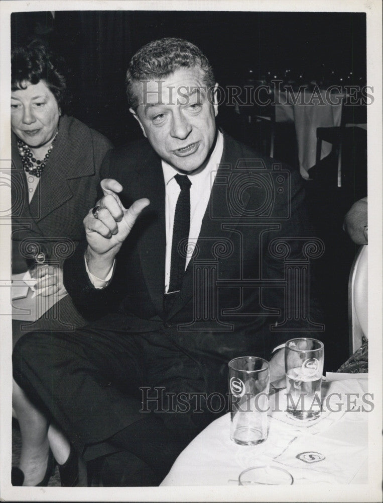 1962 Press Photo Man in Suit with Woman in Restaurant - Historic Images