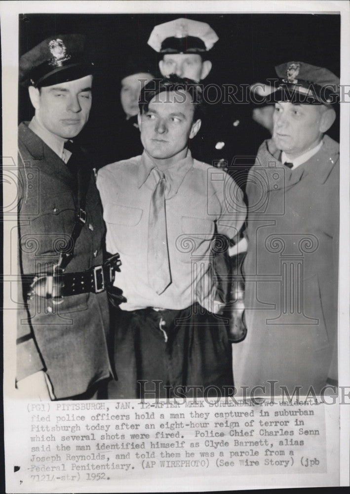 1952 Press Photo Police Officers with Man Captured in Pittsburgh Shootout - Historic Images