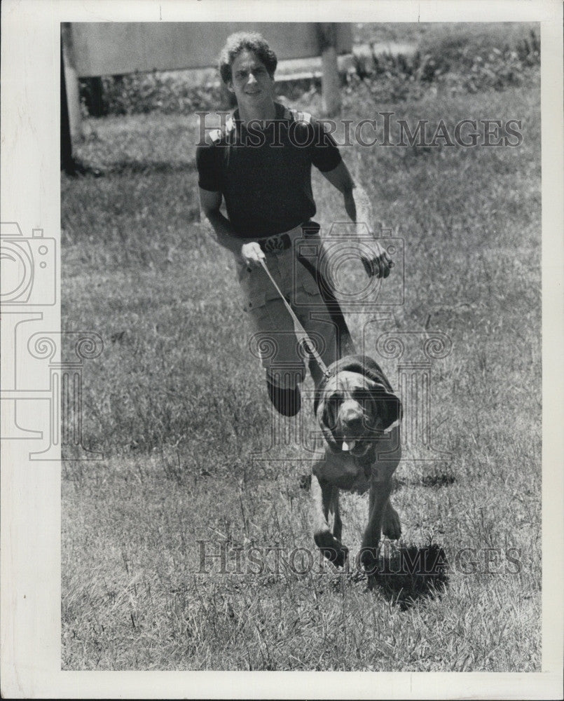 1977 Press Photo Ted Kwalwasser and Winston - Historic Images