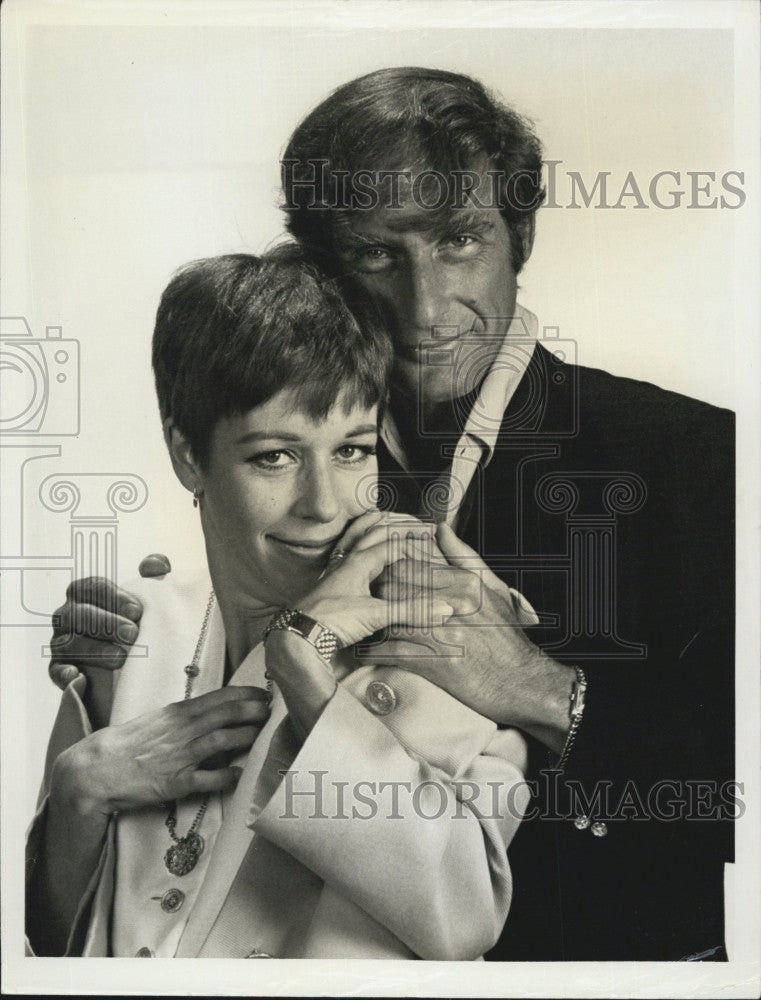 Press Photo Comedian Sid Caesar visits Carol Burnett on The Carol Burnett Show - Historic Images