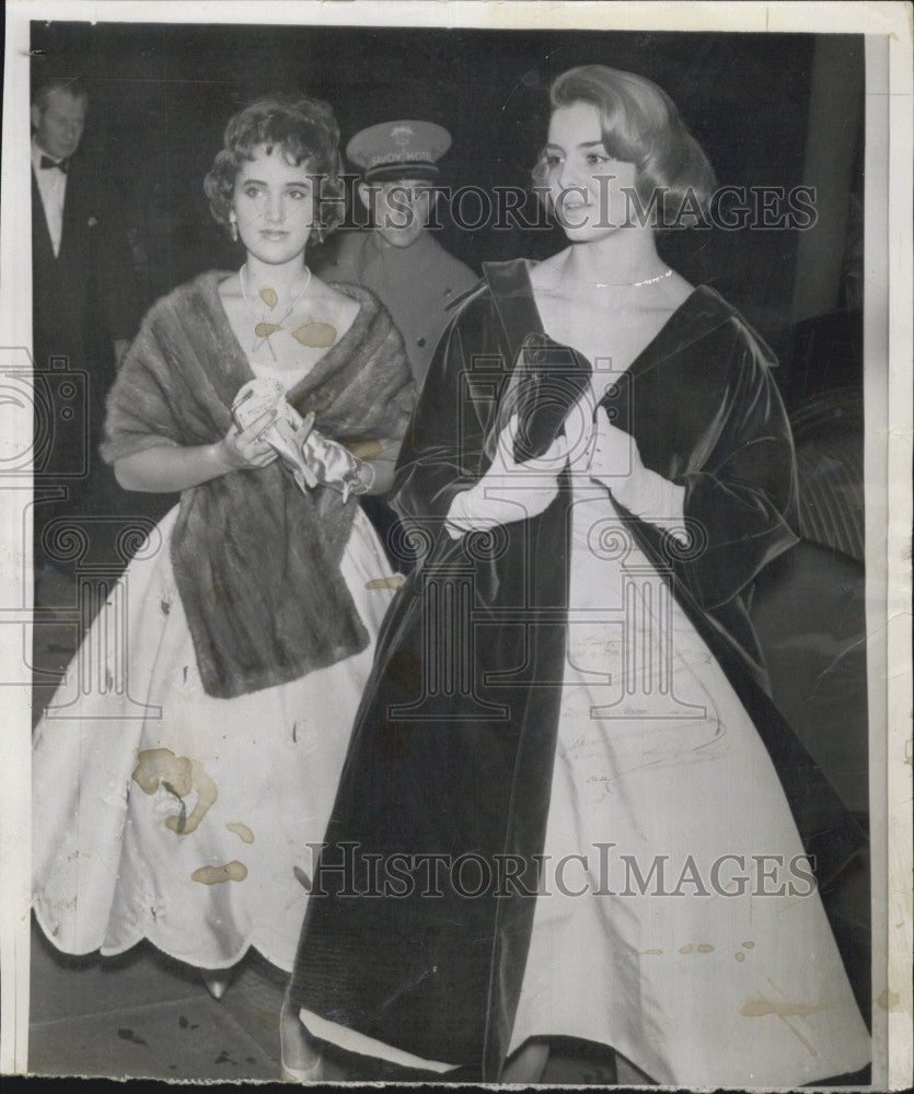 1957 Press Photo Mexican Heiress Sylvia Casablancas at London&#39;s Savoy Hotel - Historic Images