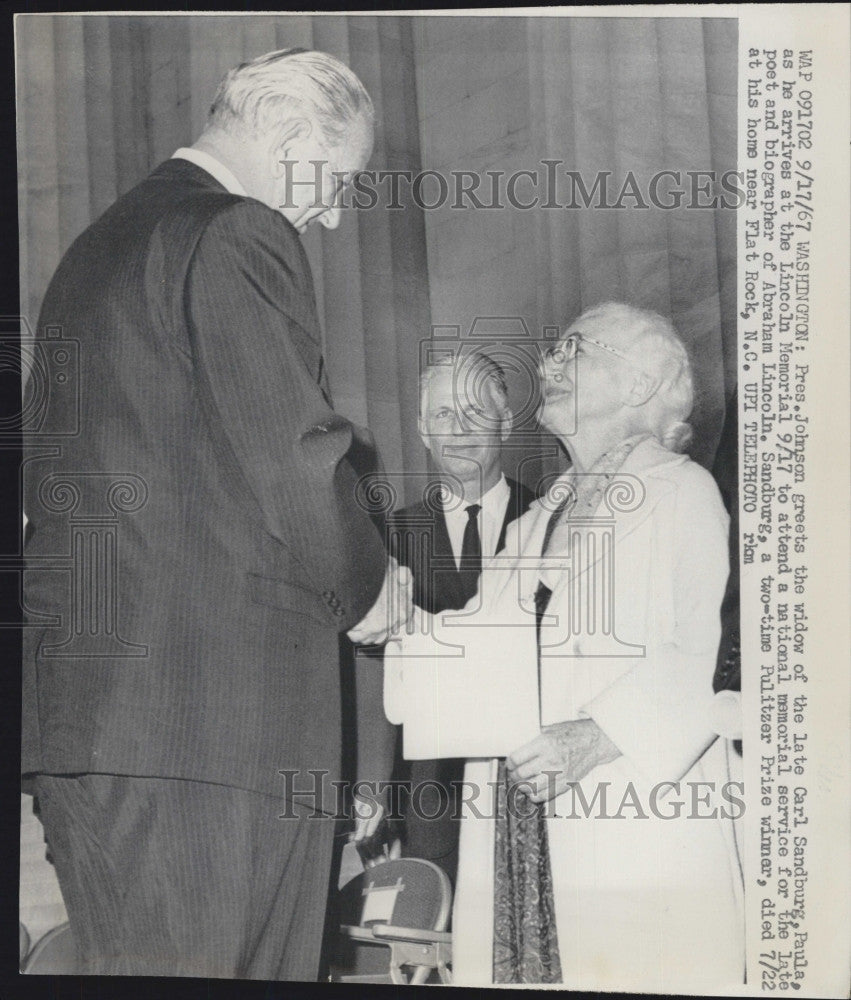 1967 Press Photo President Johnson greets widowof Poet Author Carl Sandburg - Historic Images