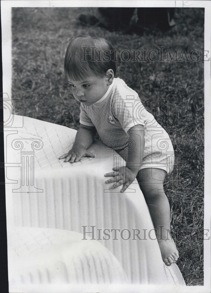 1977 Press Photo Baby William climbs Out Of Trouble - Historic Images