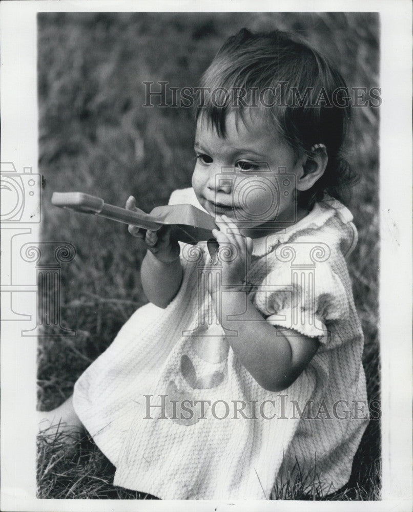 1977 Press Photo Mandy Finds A Shovel Is As TAsty As A Lollypop - Historic Images