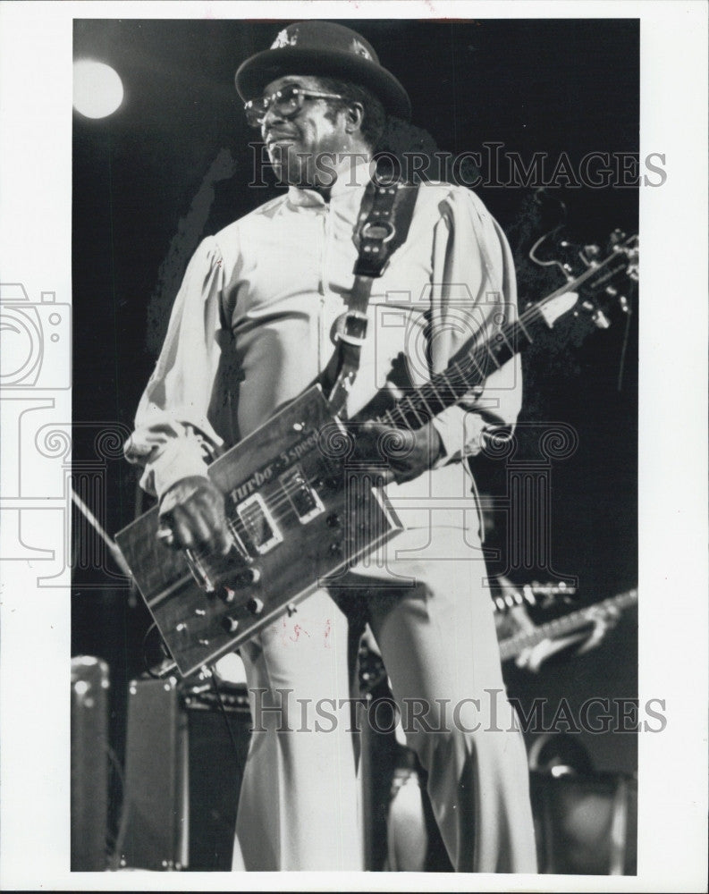 1992 Press Photo Musician Bo Diddley performs - Historic Images