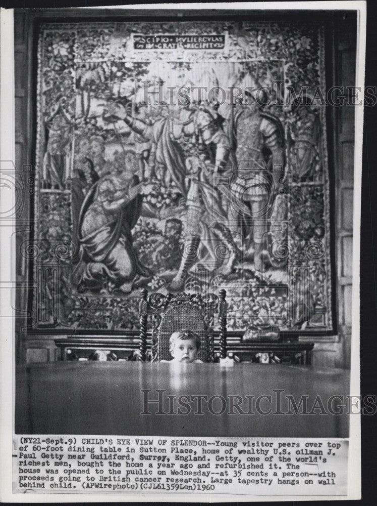 1960 Press Photo Young Visitor To J Paul Getty&#39;s Home Peers Over Table - Historic Images