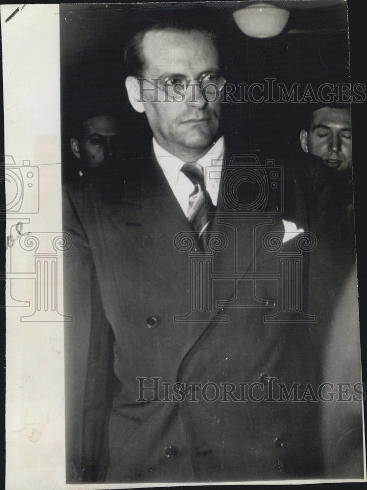 1943 Press Photo Detroit Doctor Fred Thomas Held O Spying Charges - Historic Images