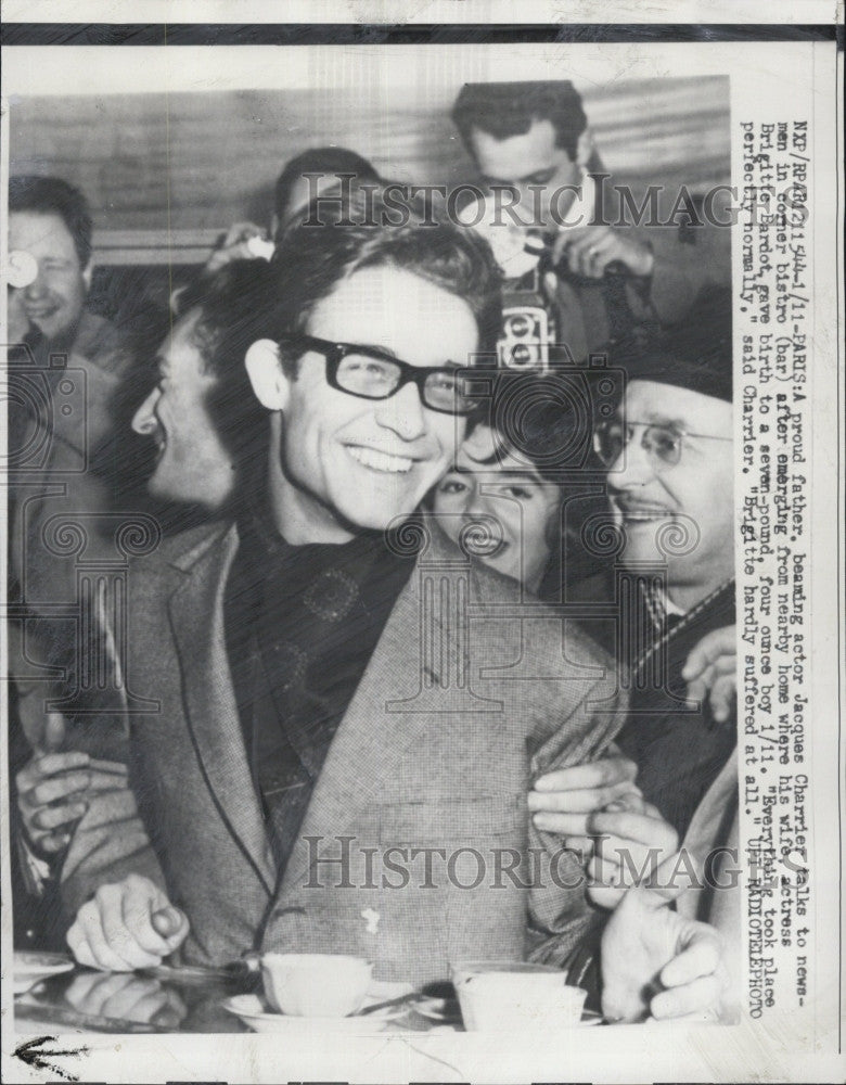 1960 Press Photo Actor Jaques Charrier after birth of son - Historic Images