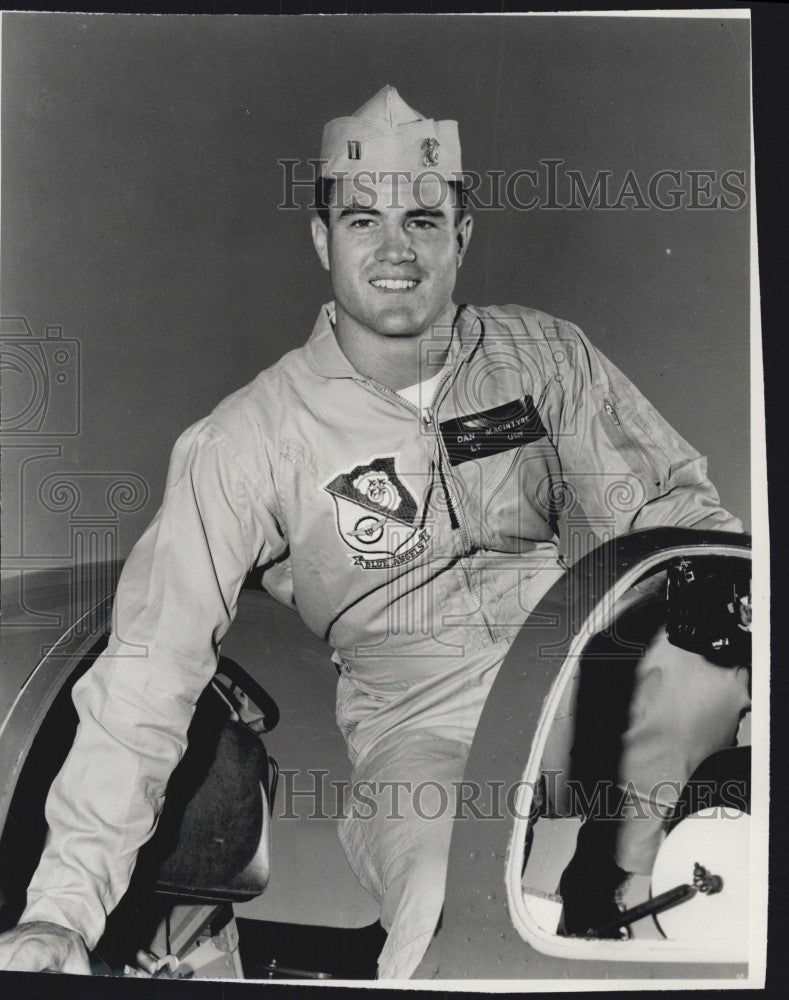 1963 Press Photo Lieutenant Dan MacIntyre, USN - Historic Images