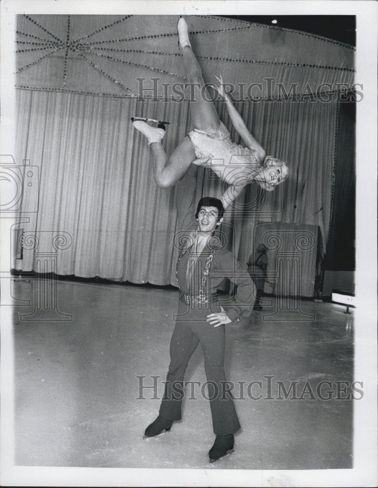 1971 Press Photo Ice Capades , Margot &amp; Danne - Historic Images