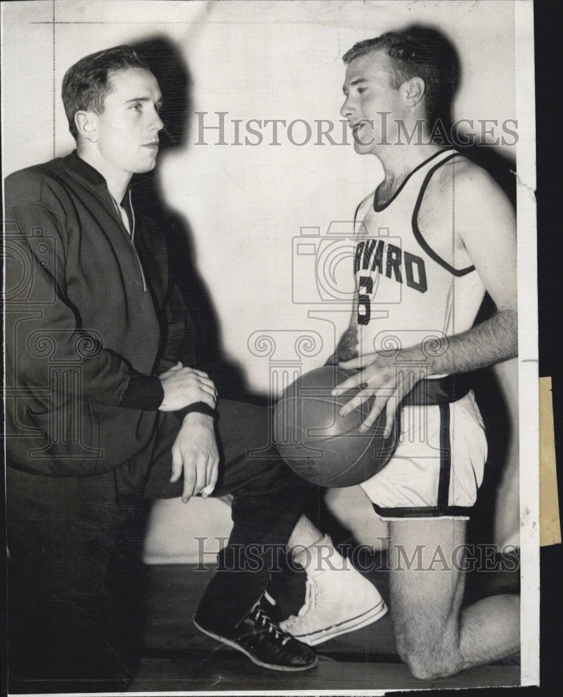 1944 Press Photo Harvard basketball, coach Earl Brown &amp; Chris Finegan - Historic Images