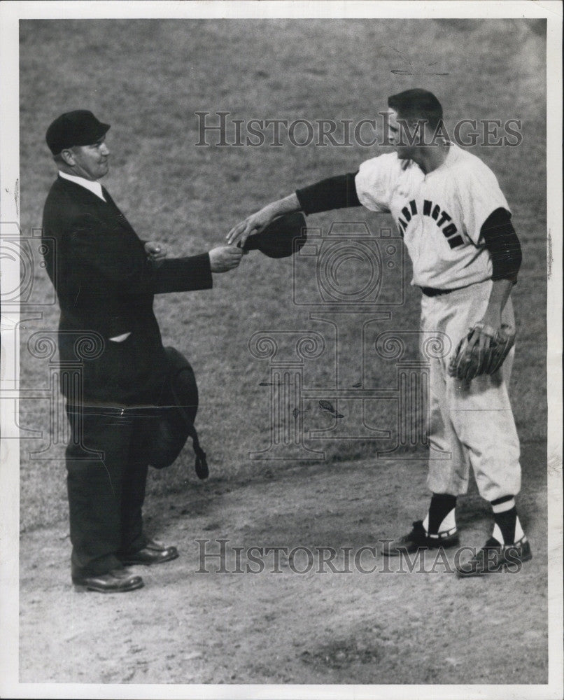 1957 Press Photo Umpire John Stevens & Pero Ramos of the Red Sox - Historic Images