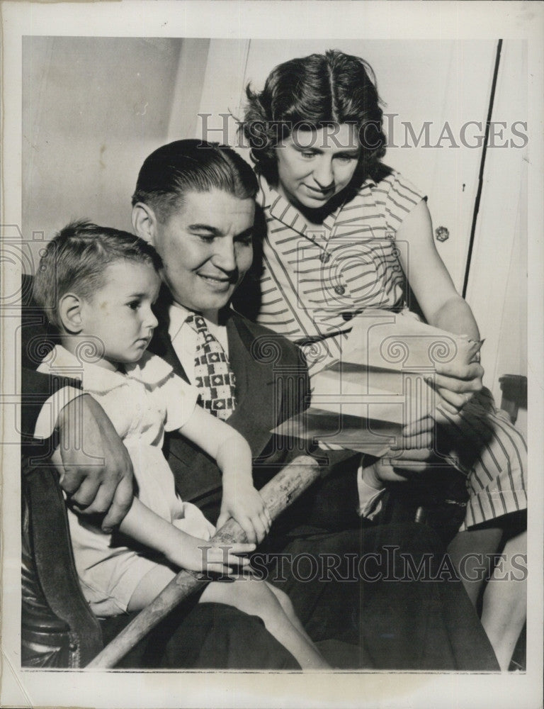 1947 Press Photo  Baseballs Johnny Stevens & his family - Historic Images