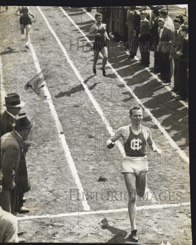 1938 Press Photo Larry Scanlon of Holy Cross ,220 yard dash - Historic Images