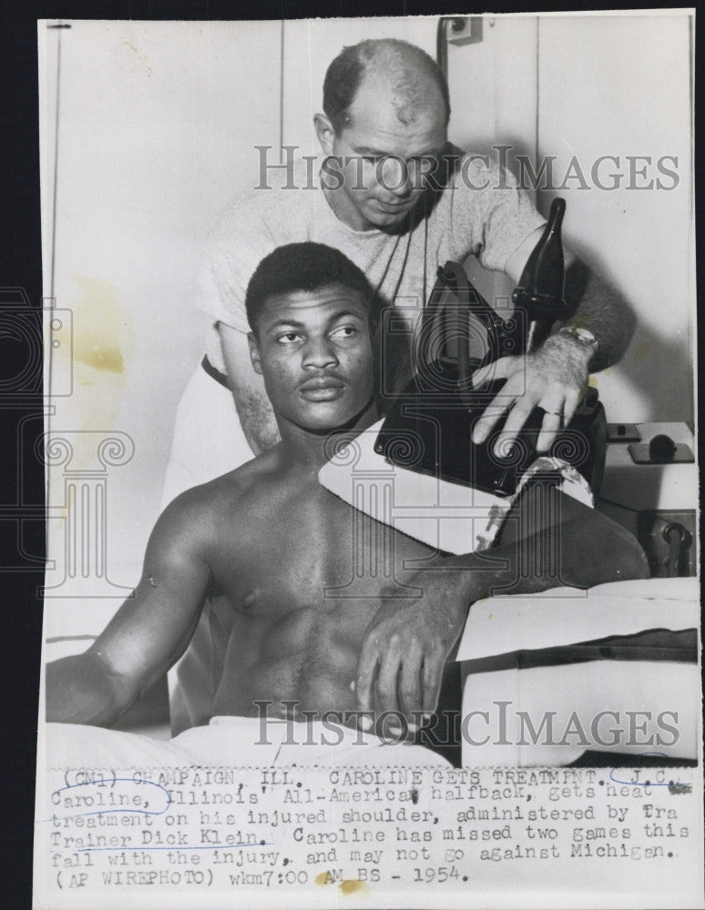 1954 Press Photo Halfback footballer J.C. Caroline treated by trainer Dick Klein - Historic Images