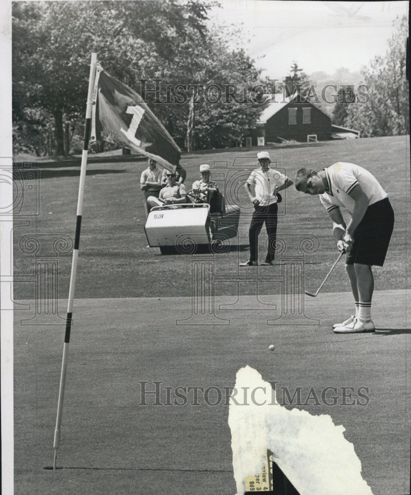 1963 Press Photo Golfer Jack Carp sinks a 6 footer at New Bedford Country Club - Historic Images