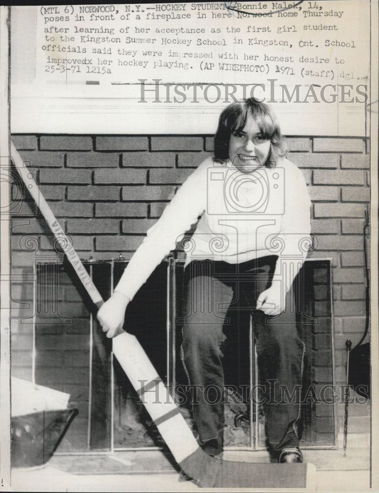 1971 Press Photo Bonnie Malek,Kingston Summer Hockey school - Historic Images