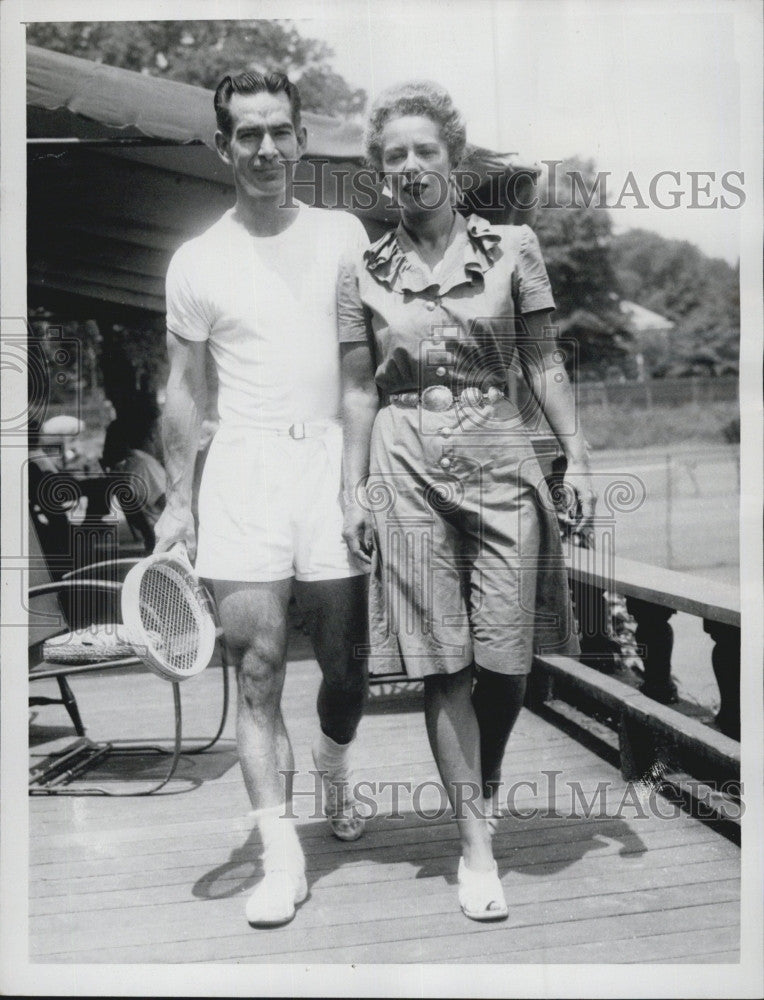 1946 Press Photo Mt=r & Mrs Wayne Sabin at tennis - Historic Images