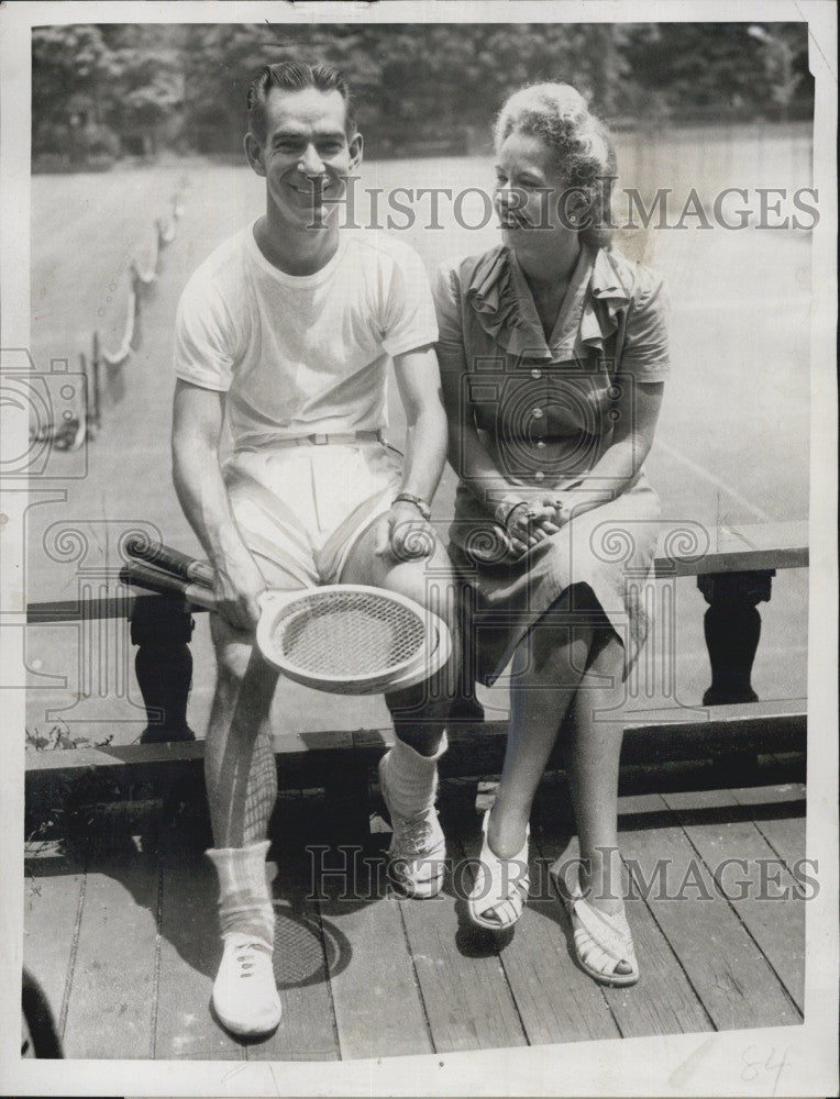 1946 Press Photo Mr and Mrs Wayne Sabin at tennis - Historic Images