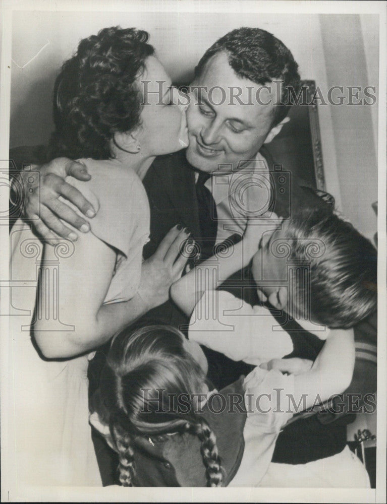 1947 Press Photo Plane crash survivor Owen McCarty and his family - Historic Images
