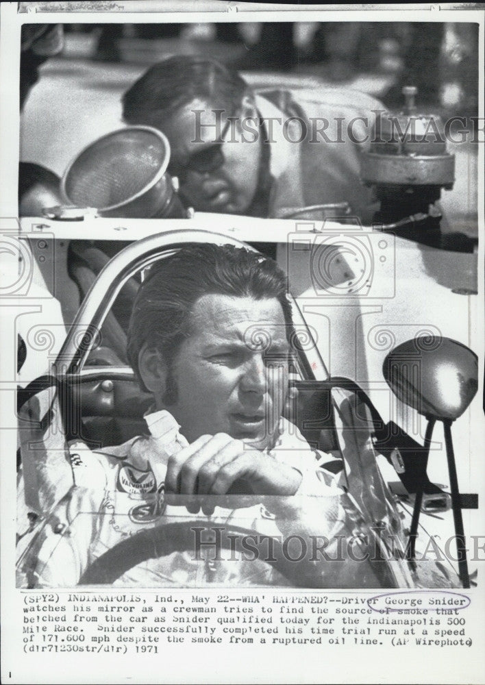 1971 Press Photo Driver George Snider Watches Crew - Historic Images