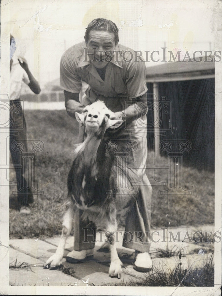 1934 Press Photo Boxer Max Baer world Heavyweight Champion at Beach - Historic Images