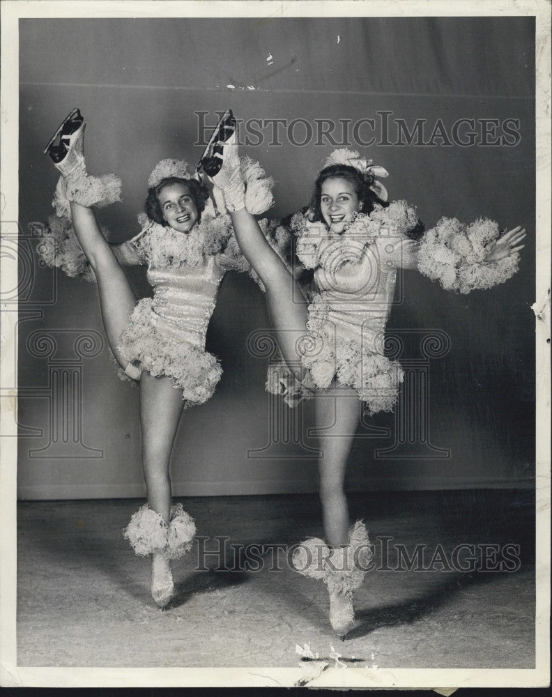 1944 Press Photo Mary &amp; Jane Thomas in the Ice Follies - Historic Images