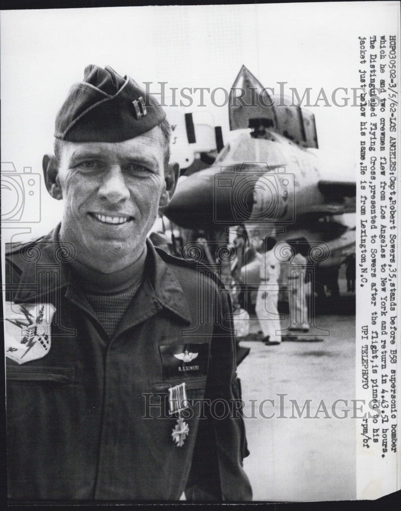 1962 Press Photo Capt. Robert Sowers and B58 Supersonic Bomber - Historic Images