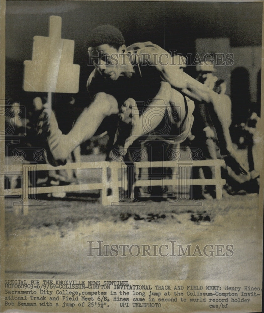 1969 Press Photo Henry Hines of Sacramento City College competes in Long-jump - Historic Images