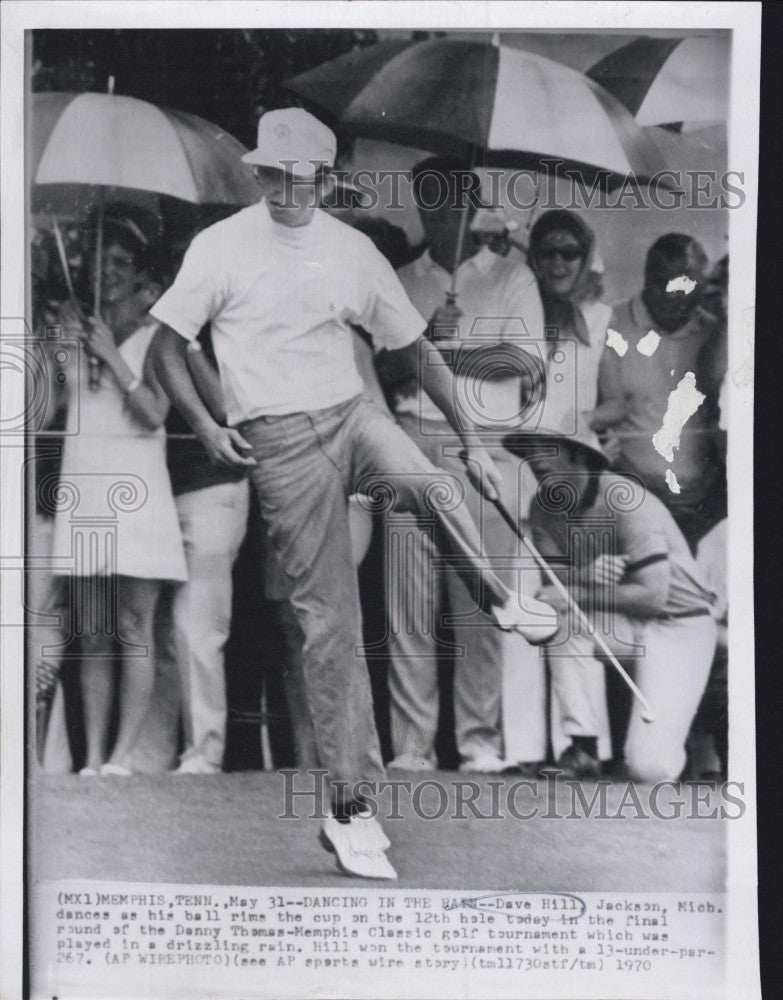 1970 Press Photo Dave Hill dances as his ball rims the cup - Historic Images