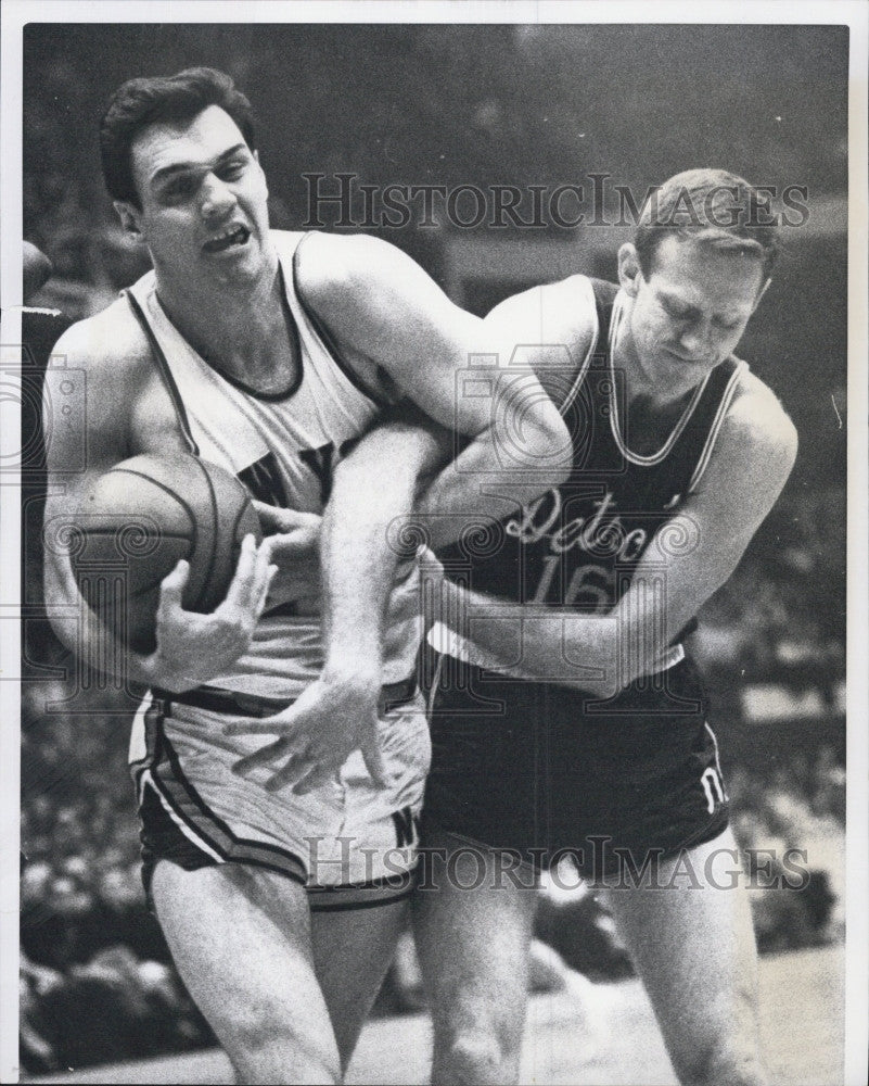 1966 Press Photo Lennie Chappel New York Knickerbockers Don Kojis Basketball - Historic Images