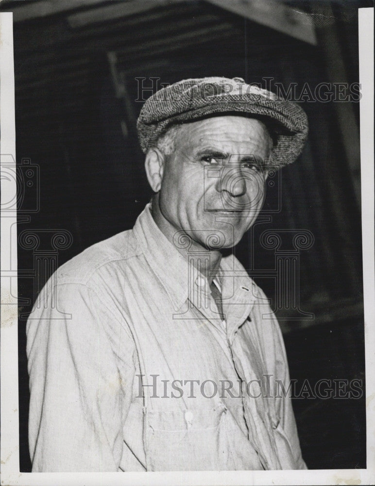 1952 Press Photo Sam Travers Artist Professional Painter - Historic Images