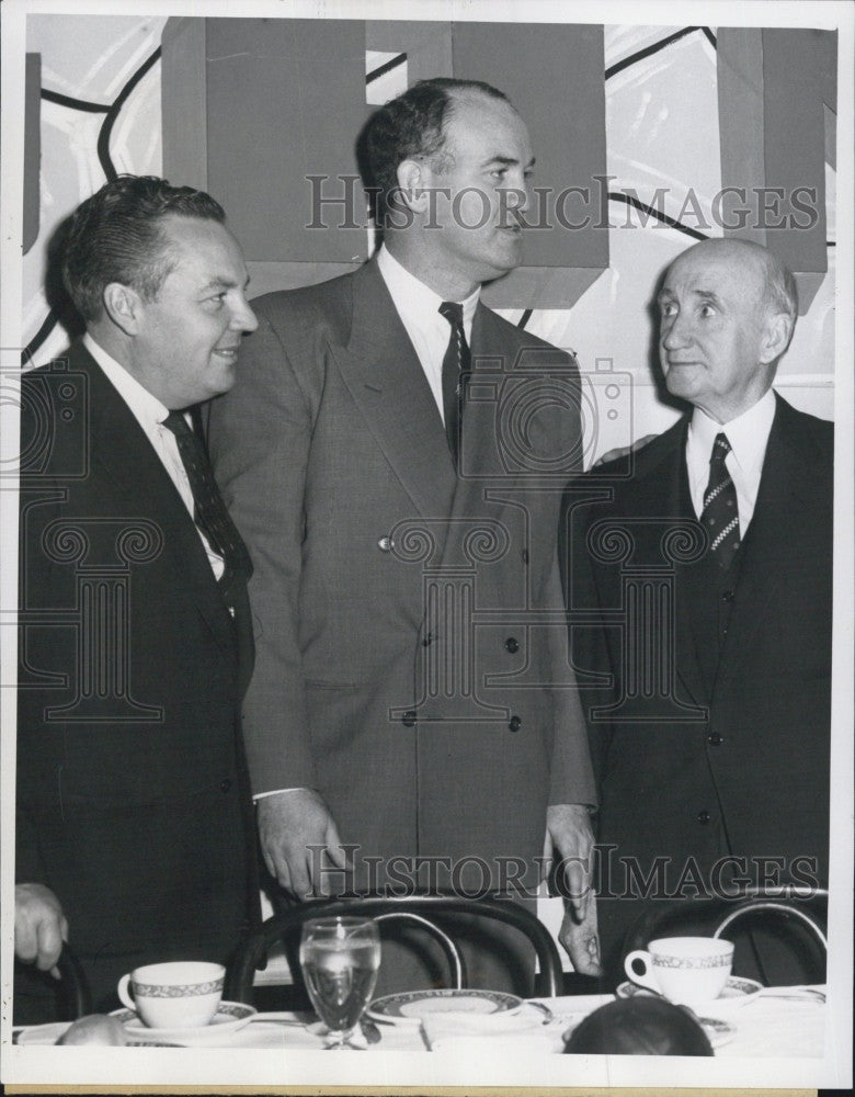 1954 Press Photo Sports Commentator Harry Wismer Pres Of General Teleradio - Historic Images