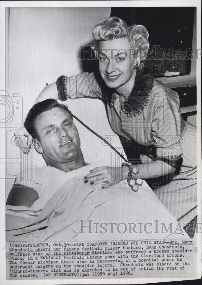 1956 Press Photo Mrs Mary Chandnois with injured husband, Steelers&#39; Lynn - Historic Images