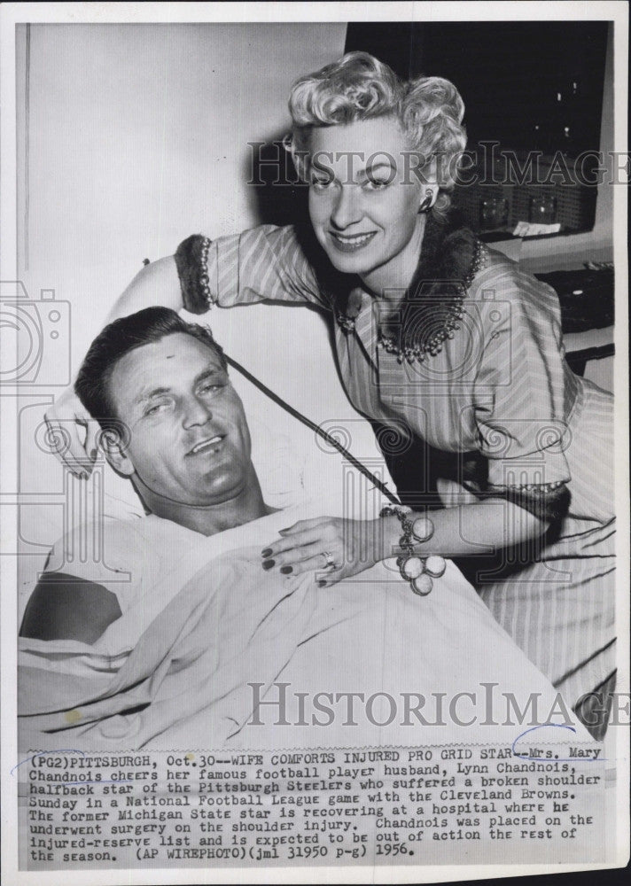 1956 Press Photo Mrs Mary Chandnois with injured husband, Steelers' Lynn - Historic Images