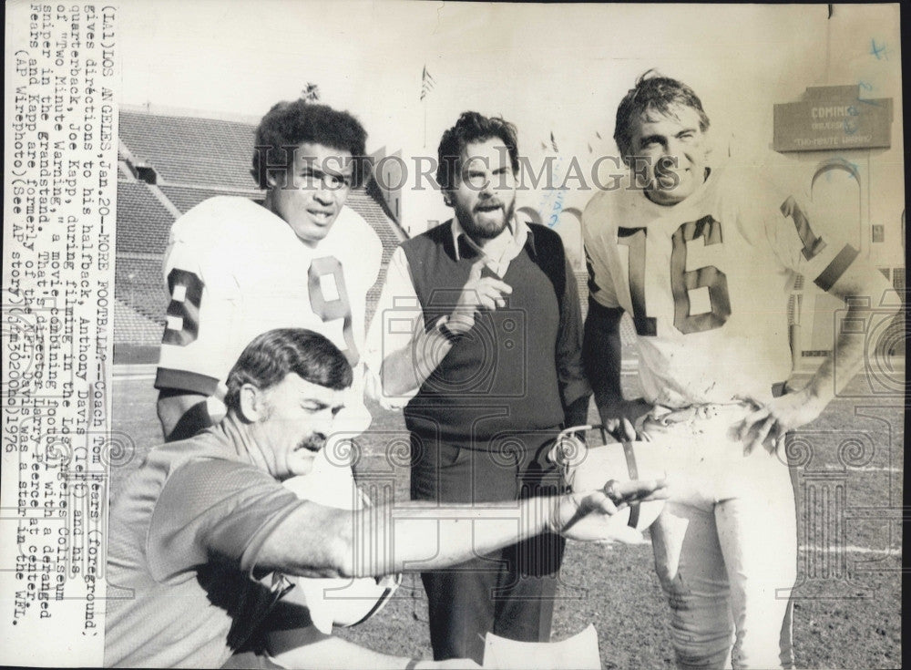 1976 Press Photo Coach Tom Fears with halfback Anthony Davis and Q.B. Joe Kapp - Historic Images