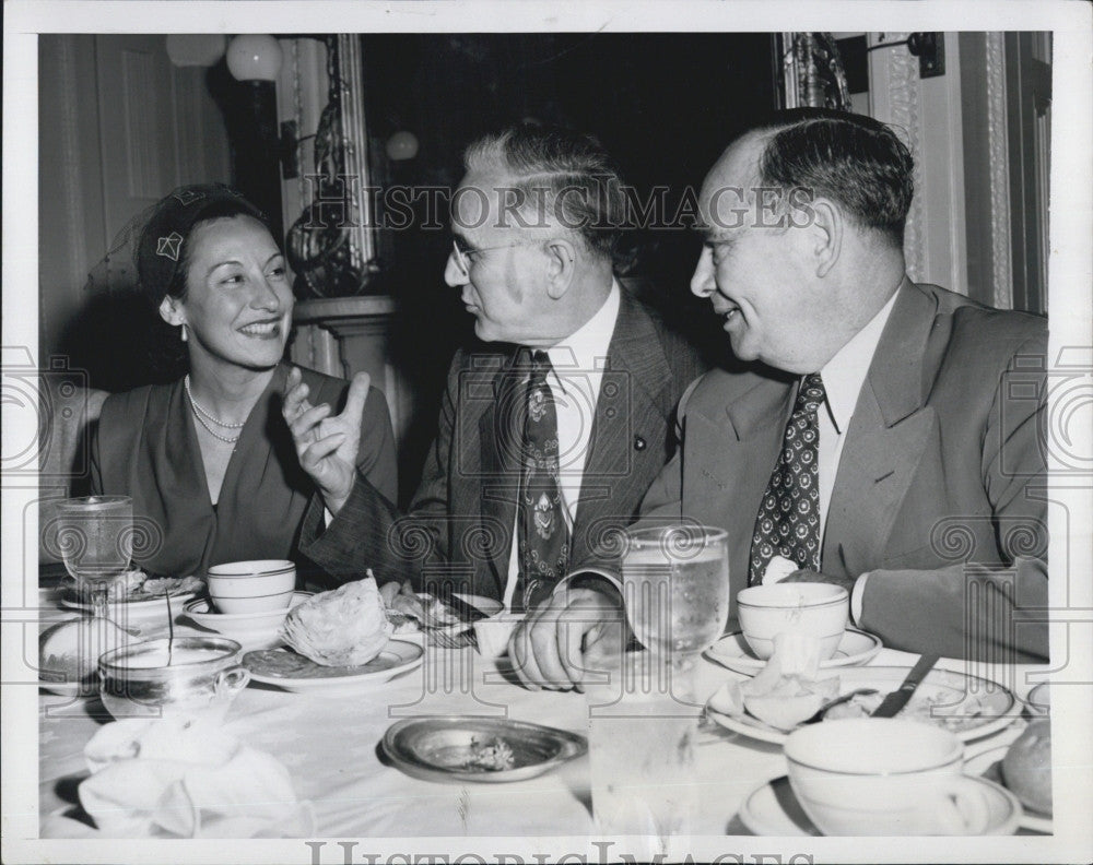 1951 Press Photo Swimmer FLorence Chadwick,John McCormack &amp; Rep Joseph Martin Jr - Historic Images