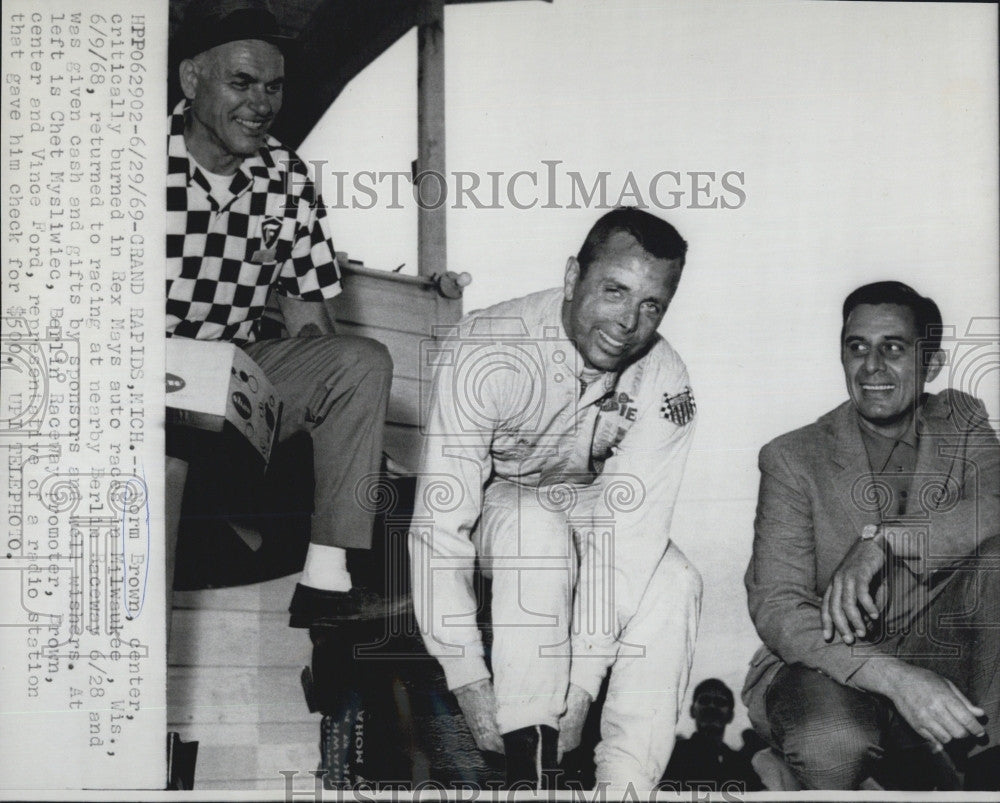 1969 Press Photo Norm Brown,auto racer &amp; Chet Mysliwiec &amp; Vince Ford - Historic Images