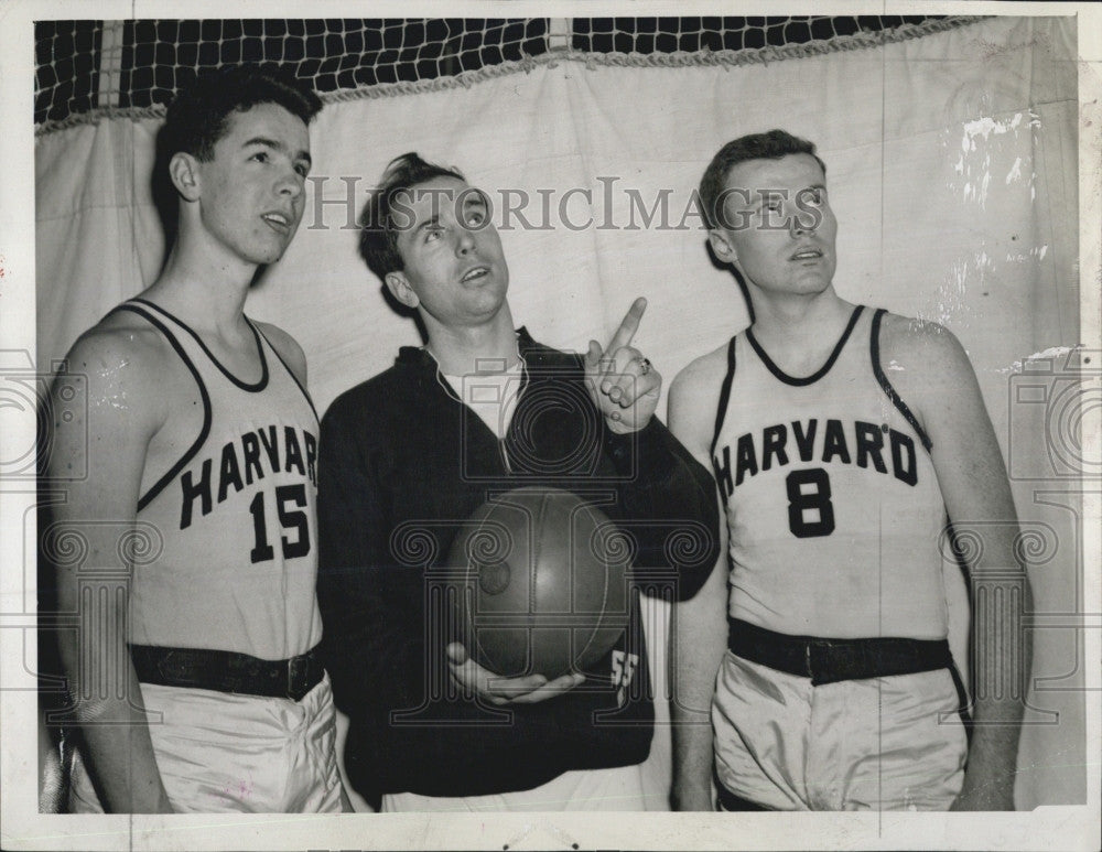 1944 Press Photo Harvard Basketball Coach Earl Brown With Mal Moley &amp; M Fansler - Historic Images